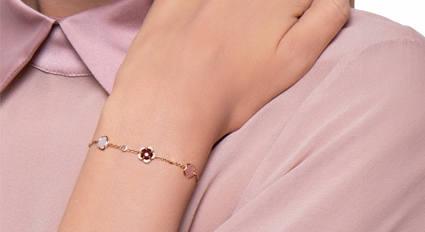 Un mannequin porte des bijoux de la collection Figlia dei Fiori de Pasquale Bruni.